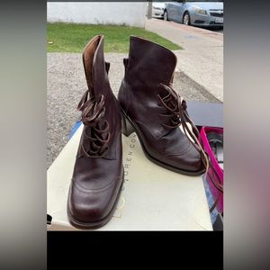 Guess boots, authentic leather, used, good condition, possibly needs new laces